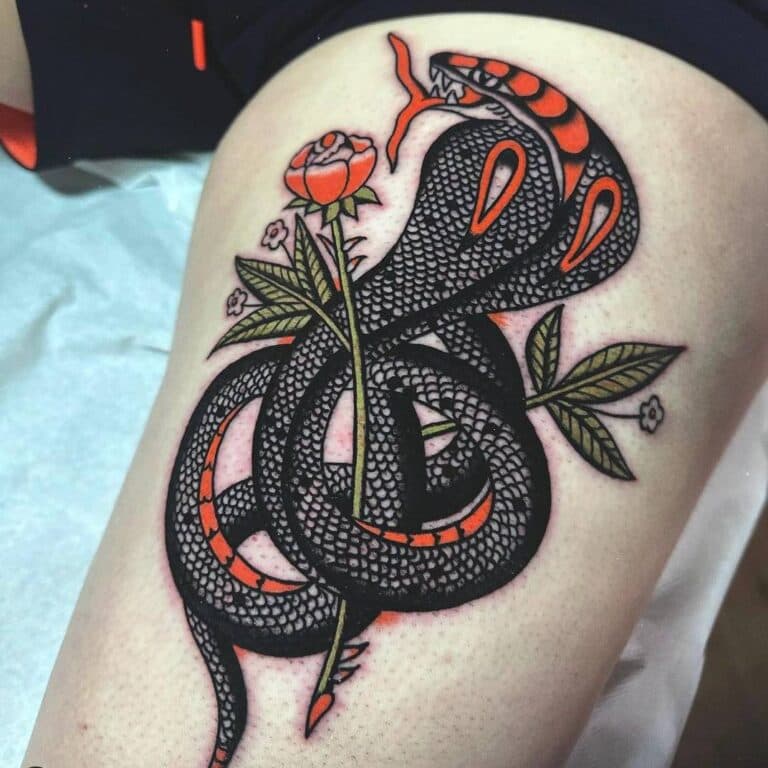 Traditionele slang en roos tattoo op bovenbeen.
