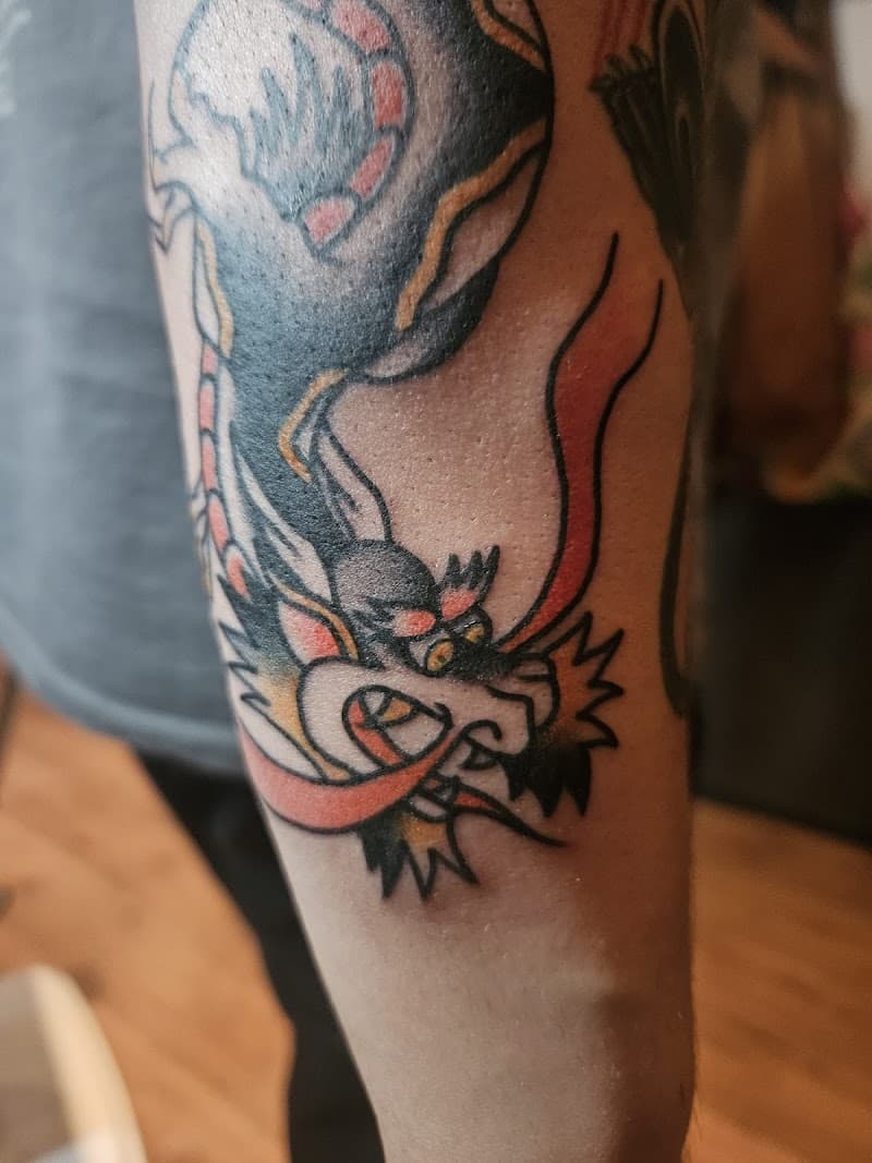 Traditional Japanse draak tattoo op de bovenarm.