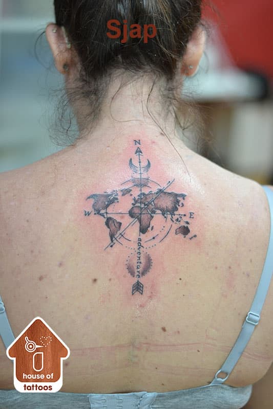 Wereldkaart met kompas en 'adventure' tekst op bovenrug.