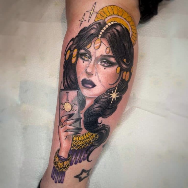 Neo-traditional tattoo van een waarzegster met tarotkaart en sterren.