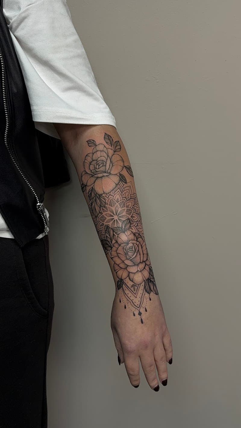 Fineline rozen en mandala tattoo op onderarm.