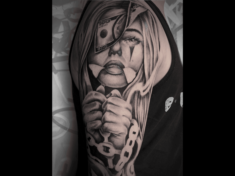 Realistische Chicano tattoo van vrouw met dollarbiljet en kettingen.