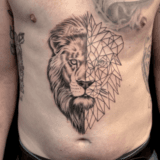 Half realistische, half geometrische leeuwenkop op de buik.