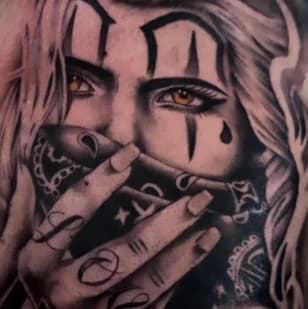 Realistisch Chicano portret van vrouw met bandana en clown make-up.