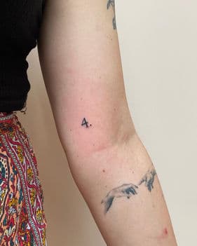 Minimalistische '4.' en 'Schepping van Adam' handen op arm.