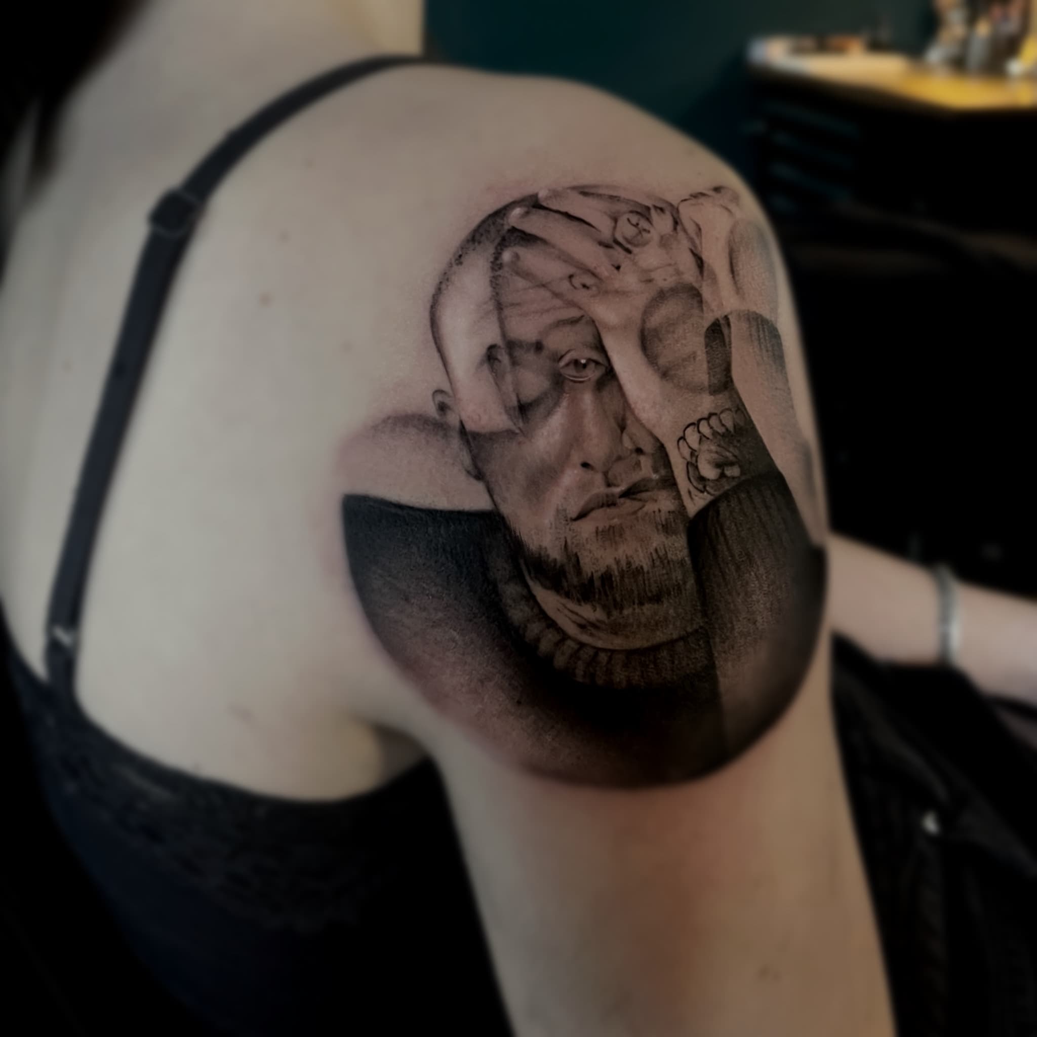 Realistisch portret van Mac Miller met hand en schedel op schouder.