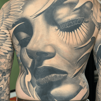 Groot zwart-wit portret van een vrouwengezicht op de volledige rug.