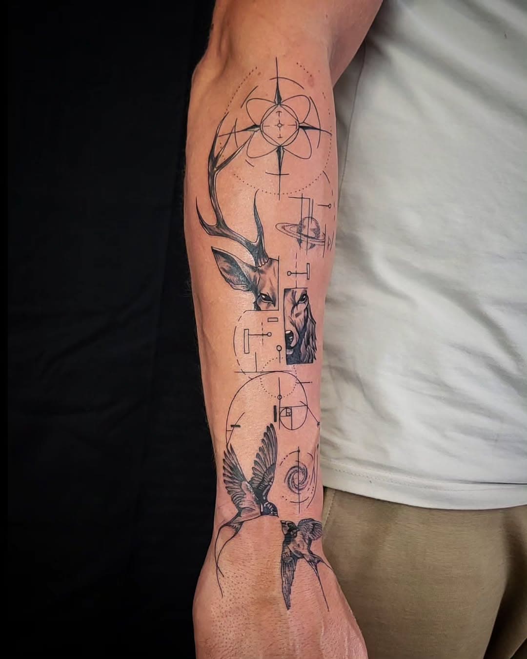 Geometrische tattoo met hert, vogels en technische lijnen op onderarm.