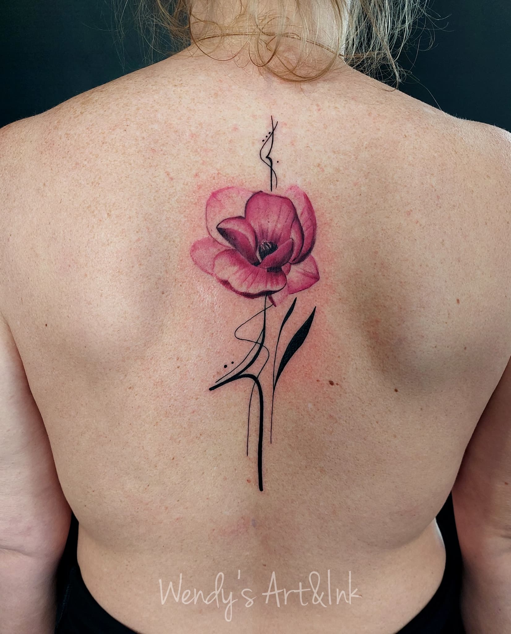 Roze klaproos met abstracte zwarte lijnen op de rug.