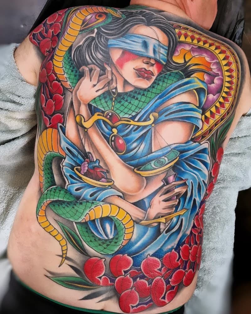 Grote neo-traditionele rugtattoo van Vrouwe Justitia met slang en weegschaal.