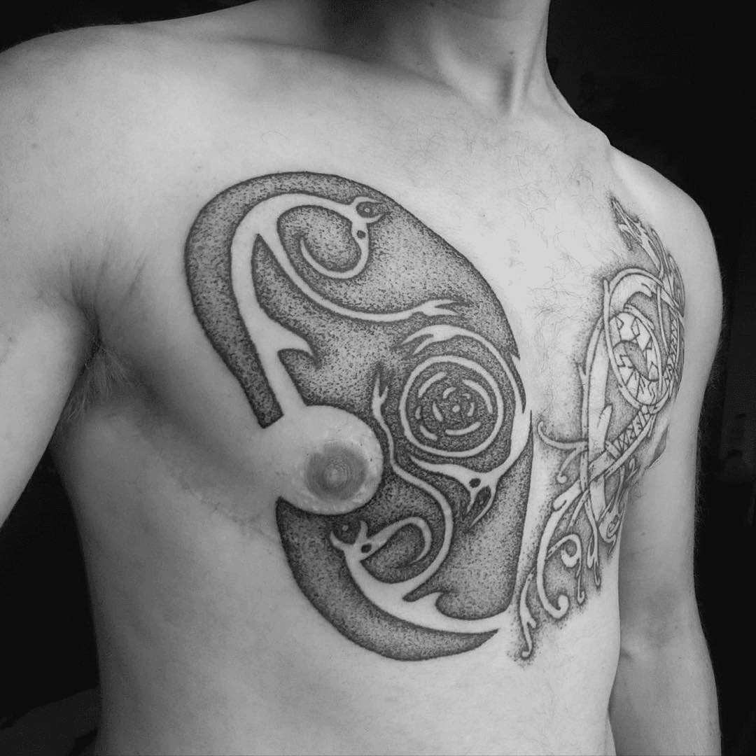 Dotwork tattoo op borst met Keltische spiraalpatronen.