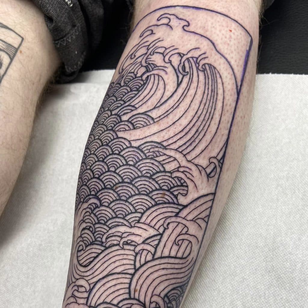 Japanse golf tattoo in lijnwerk op onderbeen.