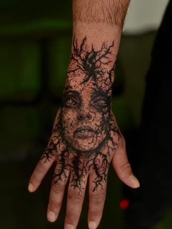 Donker realistisch gezicht met wortels op de hand.