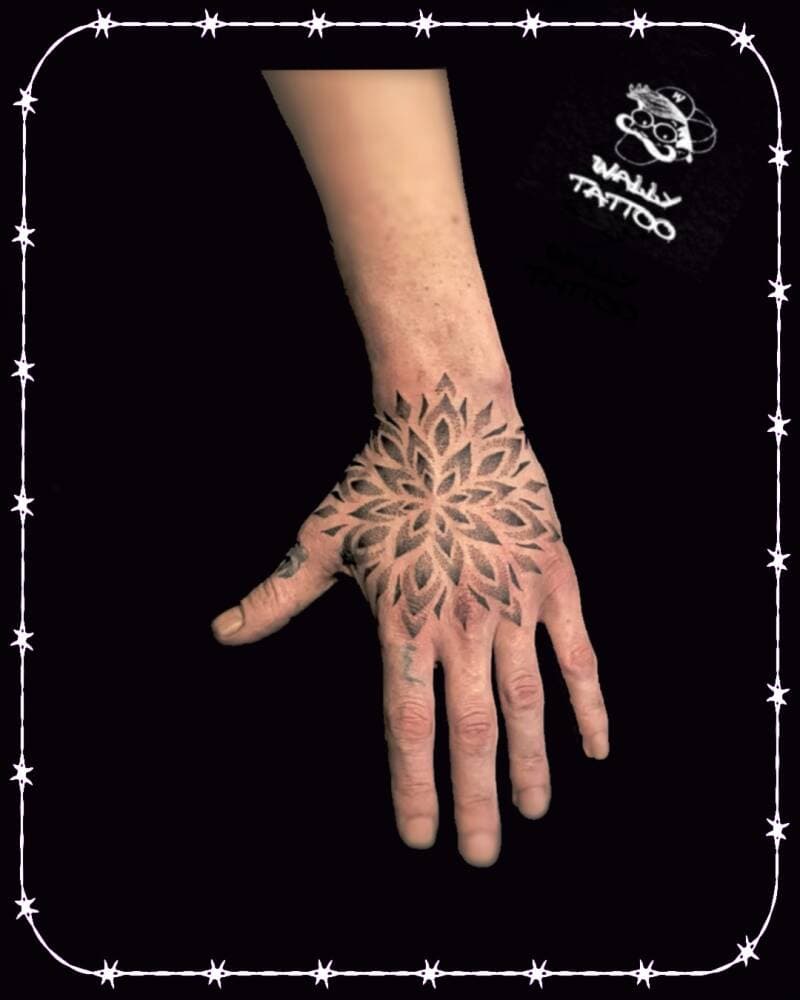Grote dotwork mandala tattoo op de handrug.