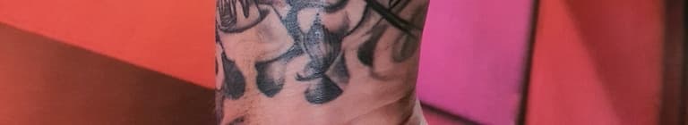 Abstracte blackwork tattoo op de pols.