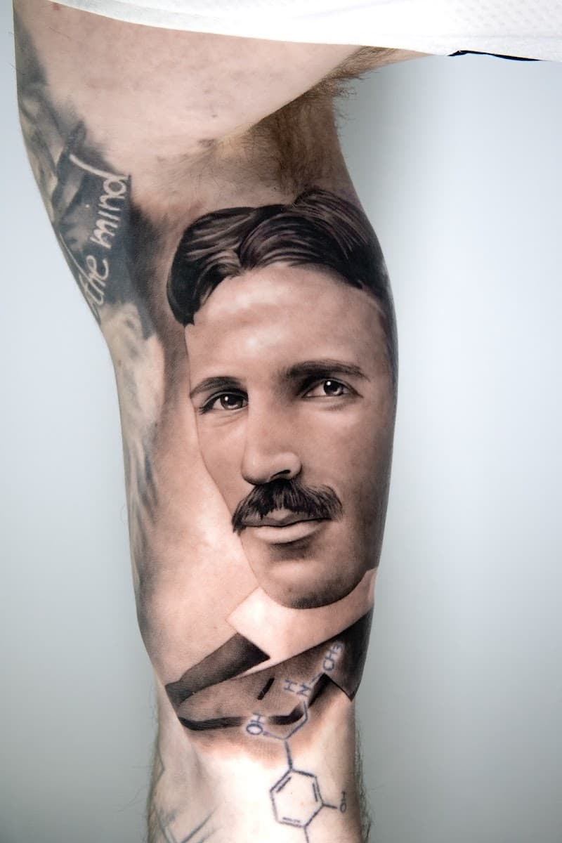 Realistisch portret van Nikola Tesla op de binnenkant van de bovenarm.