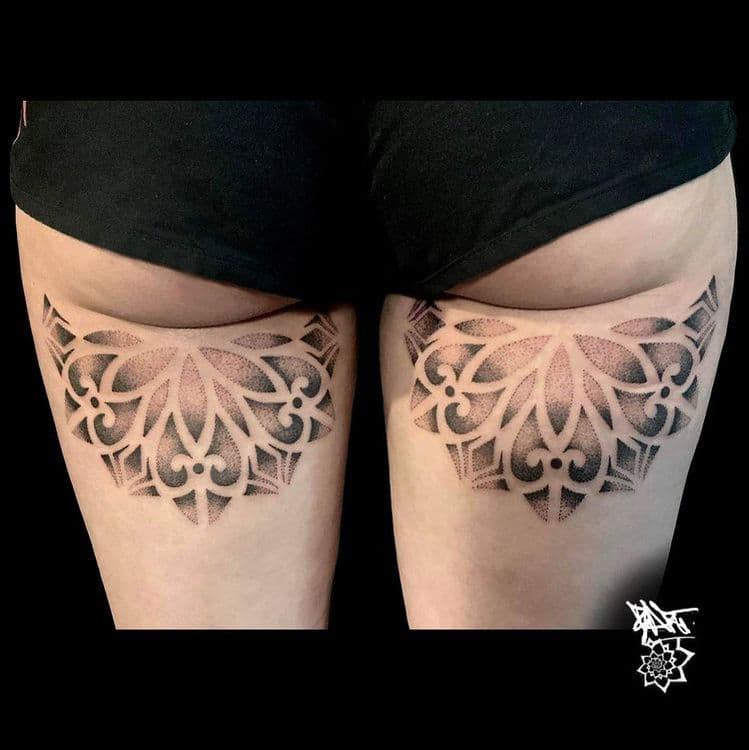 Symmetrische mandala tattoos met dotwork op de achterkant van beide bovenbenen.