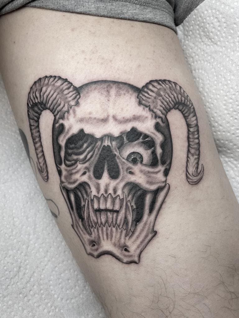 Zwart-wit schedel met hoorns en een oog in de oogkas.