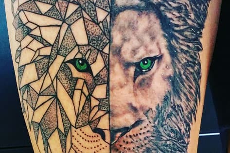 Gesplitste leeuwenkop tattoo, half geometrisch dotwork, half realistisch met groene ogen.