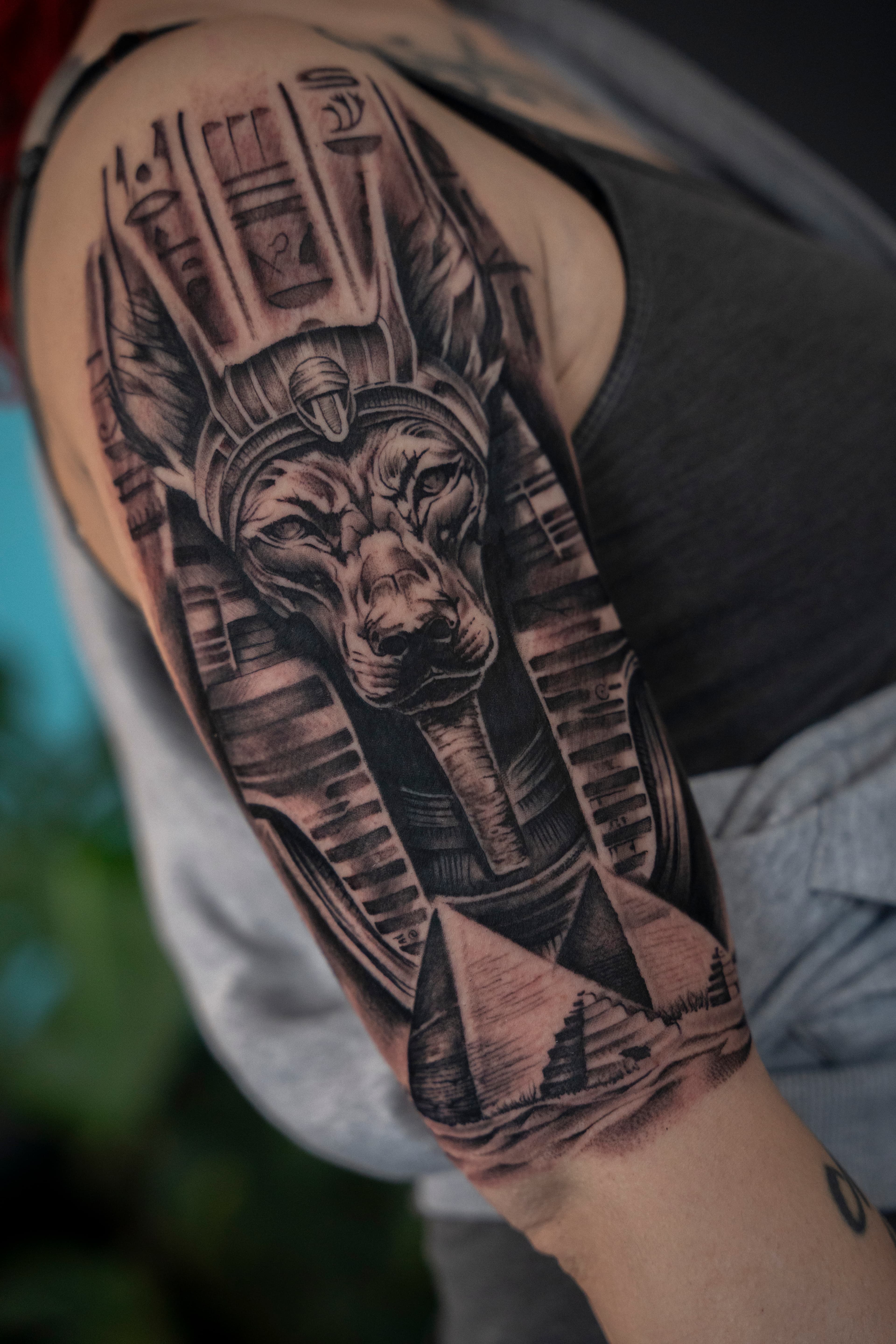 Realistische Anubis en piramides op bovenarm.