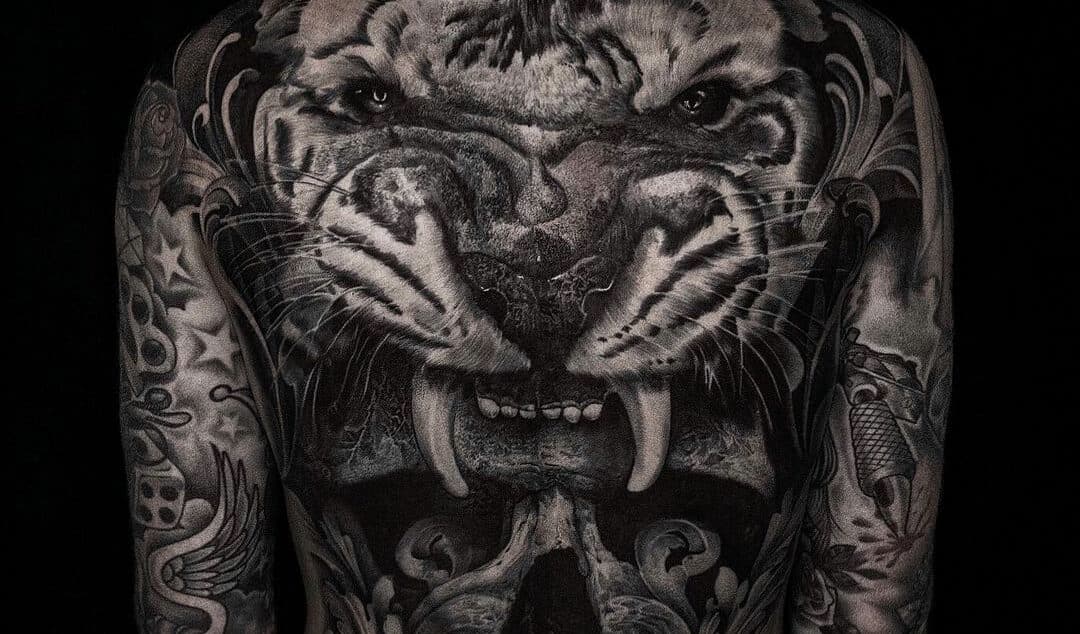 Groot, realistisch zwart-wit rugstuk van een brullende tijgerkop.