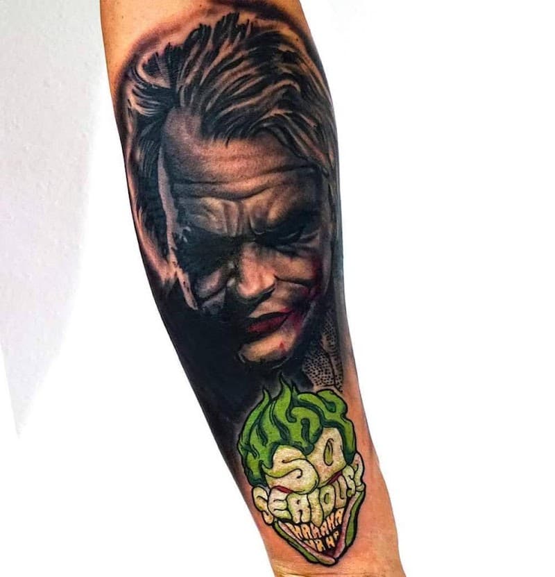 Realistisch Joker portret met 'Why so serious?' tekst op onderarm.
