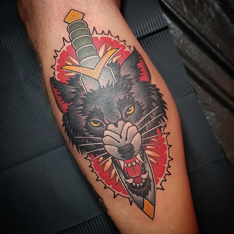 Traditionele wolfskop met een dolk erdoorheen op het onderbeen.