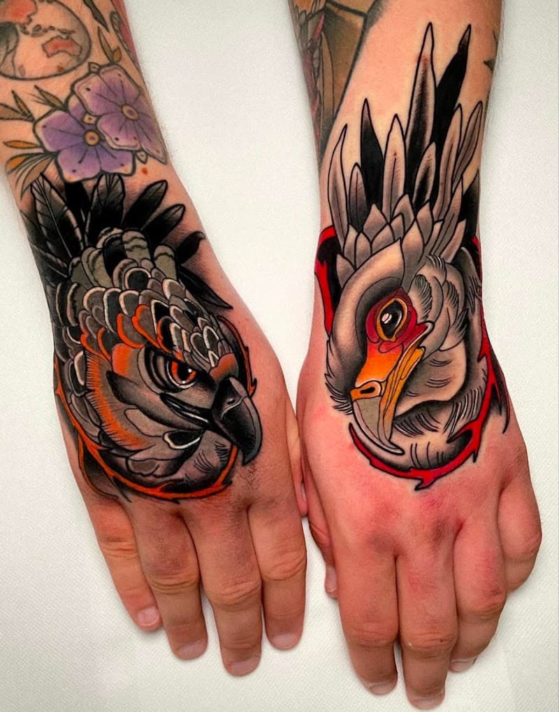 Twee neo-traditionele vogelkoppen op handen, één donker, één licht.