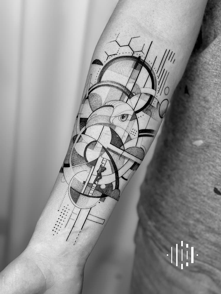 Geometrische dotwork tattoo met oog en persoon op ladder.