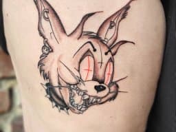 Illustratieve tattoo van een duivelse kattenkop met rode ogen en stekelhalsband.