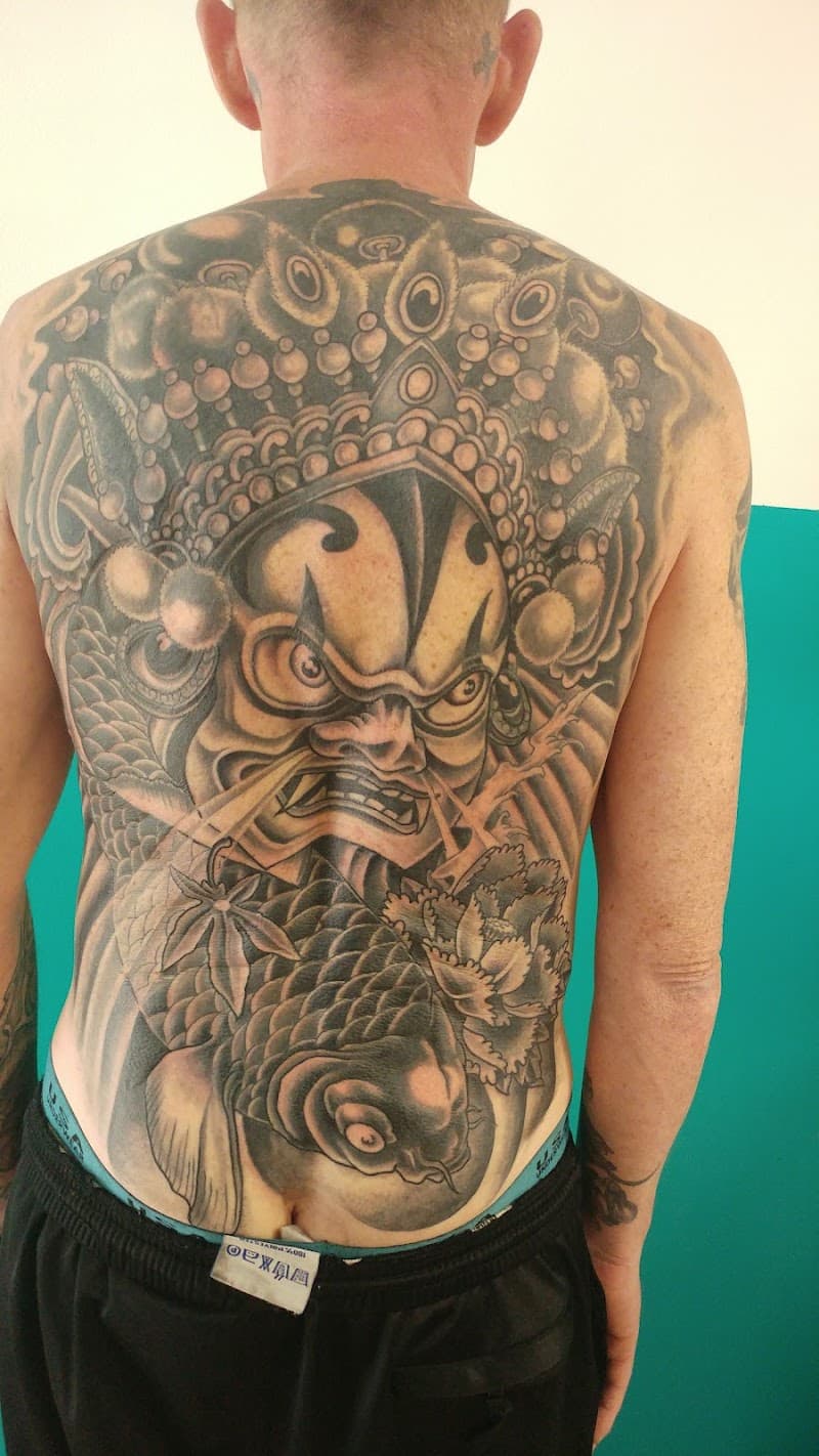 Grote Japanse rugtattoo met een samoerai/demon masker en een koi karper.