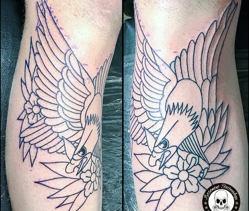 Lijntekening van een adelaar en bloem op een onderbeen.