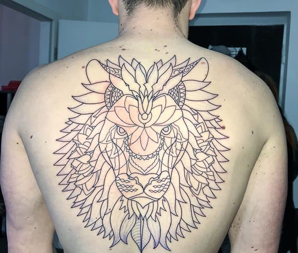 Grote geometrische leeuwenkop tattoo op de rug, alleen lijnwerk.